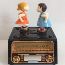 Nostaljik Radyo Görünümlü Öpüşen Çift Müzik Kutusu